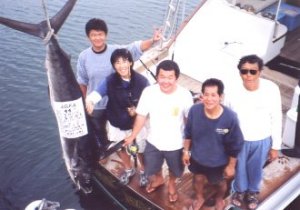 ���@����